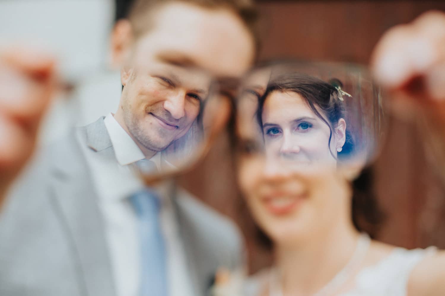 Hochzeitsfoto durch Brille