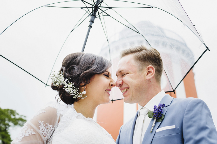 Brautpaar Regenschirm